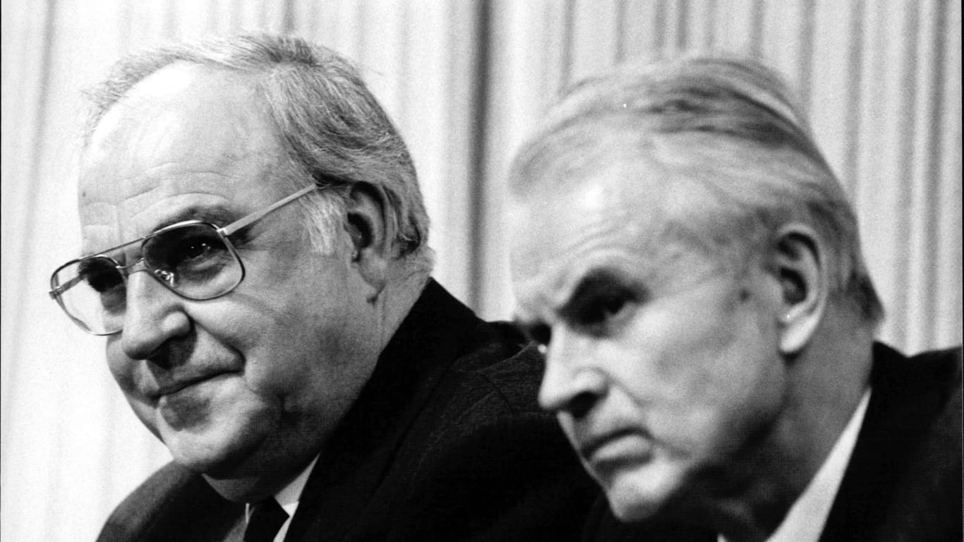 Bundeskanzler Helmut Kohl (l.) und Hans Modrow, DDR-Ministerpräsident, bei einer Pressekonferenz im Wendejahr 1989.
