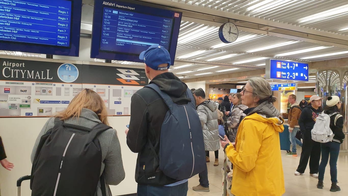 Reisende am Frankfurter Flughafen: Viele Reisende sind aktuell in Frankfurt gestrandet.