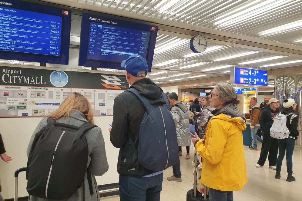 Reisende am Frankfurter Flughafen: Viele Reisende sind aktuell in Frankfurt gestrandet.