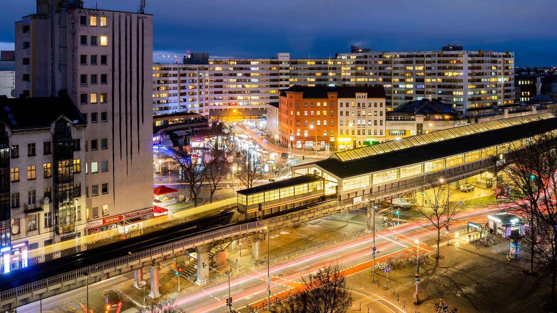 Das Kottbusser Tor in der Abenddämmerung (Archivbild): Die Wache befindet sich im Haus über der Adalbertstraße.
