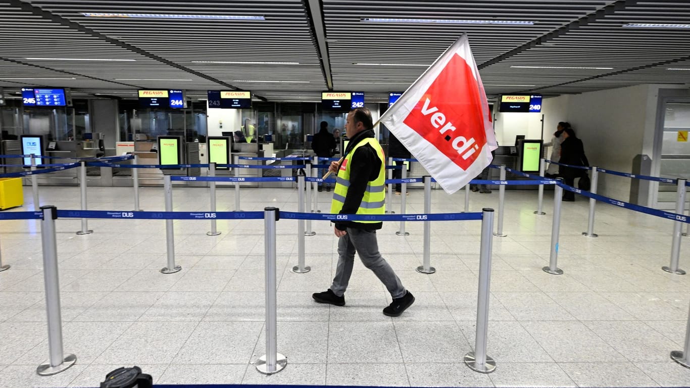 Flughafen Düsseldorf (Archiv): Beschäftigte der Abfertigung des Flughafens streiken für bessere Löhne.