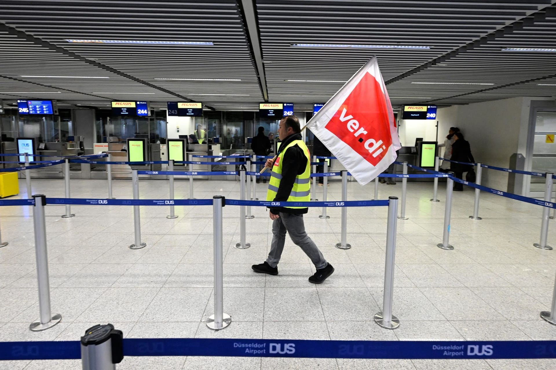 Flughafen Düsseldorf (Archiv): Beschäftigte der Abfertigung des Flughafens streiken für bessere Löhne.