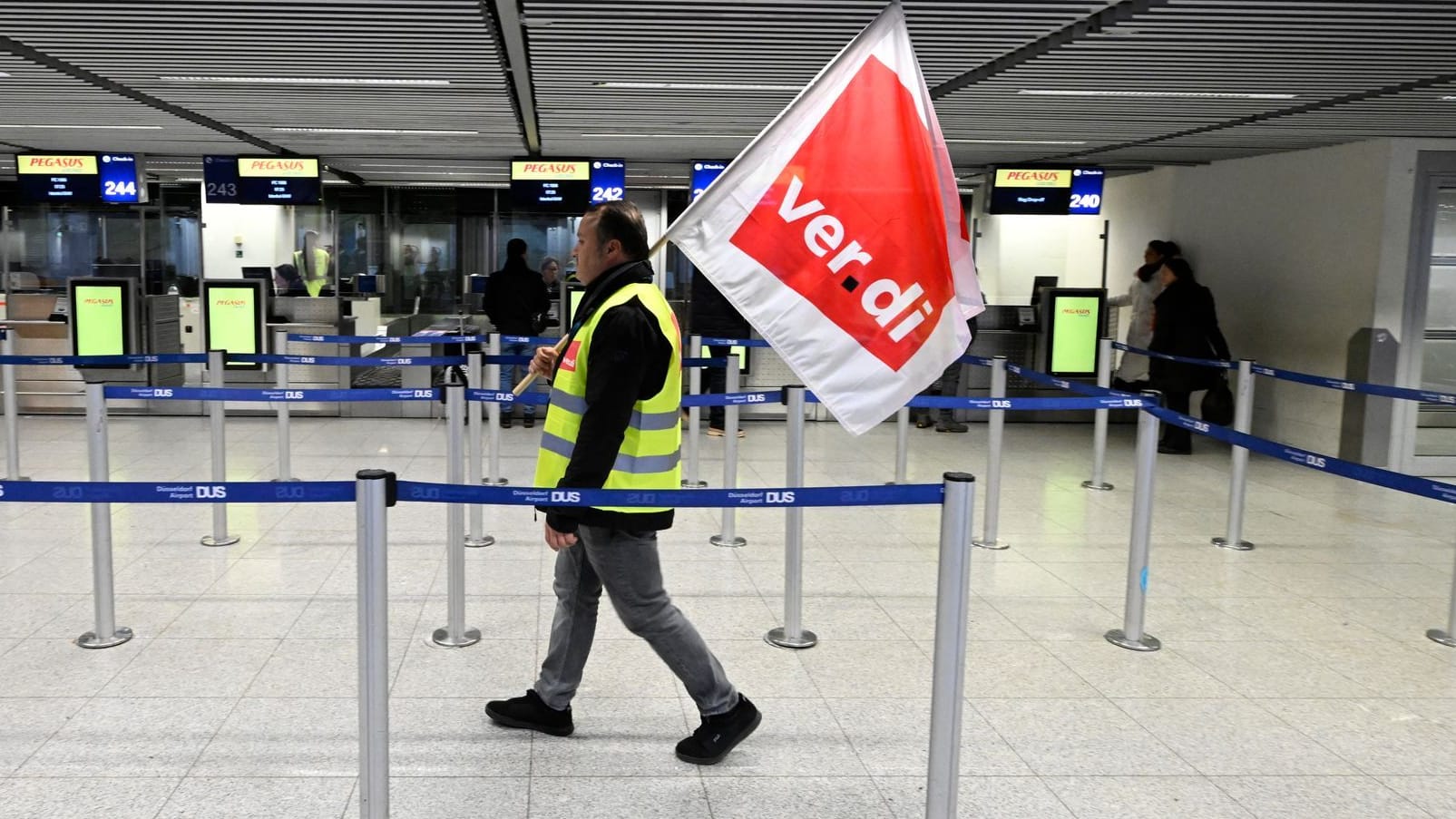 Flughafen Düsseldorf (Archiv): Beschäftigte der Abfertigung des Flughafens streiken für bessere Löhne.