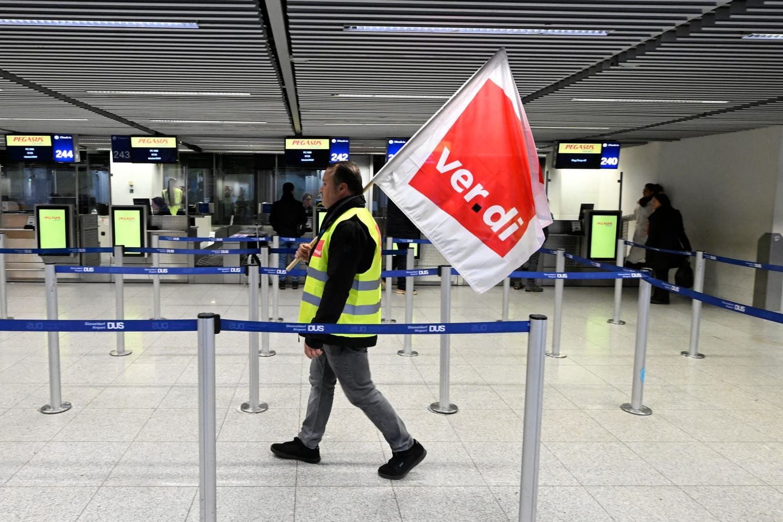 Flughafen Düsseldorf (Archiv): Beschäftigte der Abfertigung des Flughafens streiken für bessere Löhne.