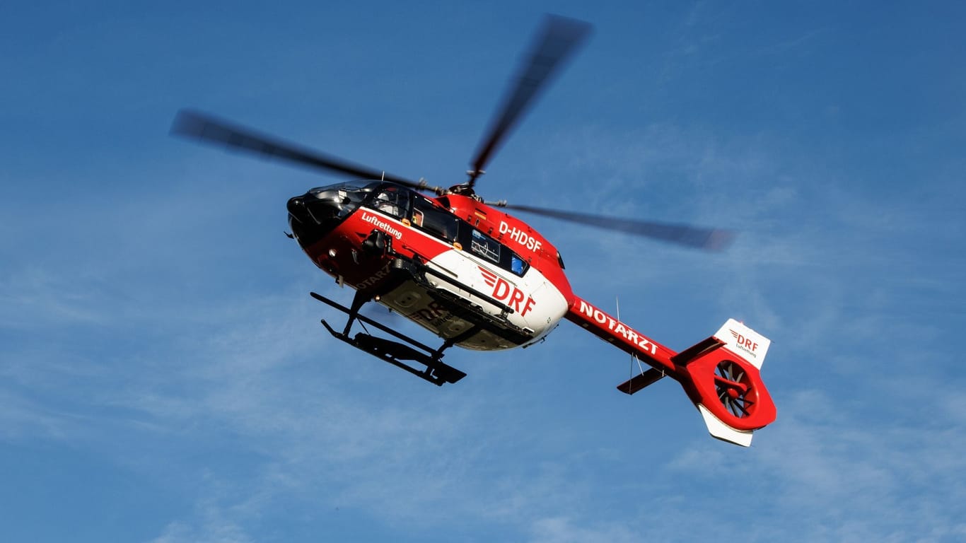 Ein Rettungshubschrauber setzt zur Landung an (Symbolbild): Der Mann wurde in eine Spezialklinik geflogen.