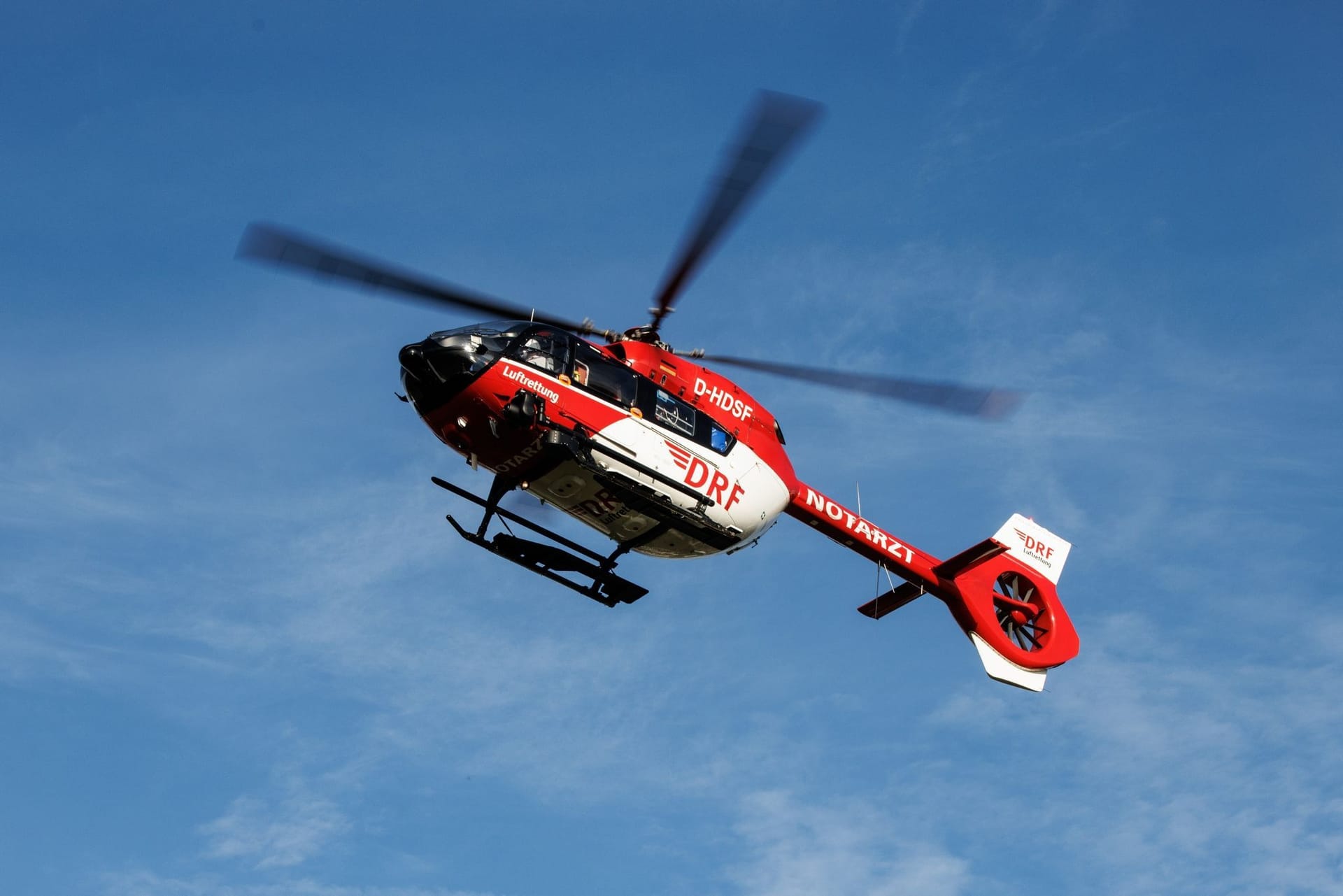Ein Rettungshubschrauber setzt zur Landung an (Symbolbild): Der Mann wurde in eine Spezialklinik geflogen.
