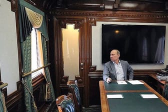 Das vom Kreml herausgegebene Bild soll Wladimir Putin 2012 in dem Zug zeigen. Heute soll der Zug umgebaut und gepanzert sein.