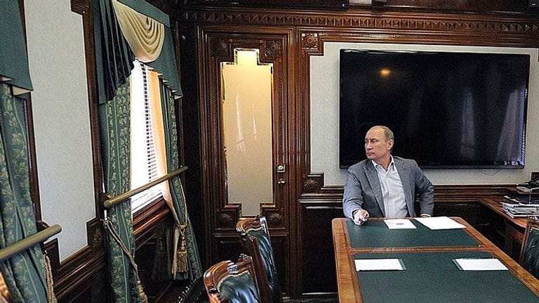 Das vom Kreml herausgegebene Bild soll Wladimir Putin 2012 in dem Zug zeigen. Heute soll der Zug umgebaut und gepanzert sein.