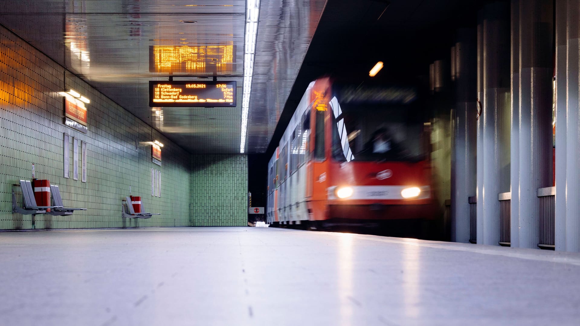 U-Bahn-Haltestelle Reichenspergerplatz (Archiv): Eine KVB-Bahn der Linie 18 fährt ein. U-Bahn-Haltestelle Reichenspergerplatz (Archiv): Eine KVB-Bahn der Linie 18 fährt ein.