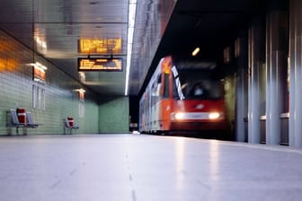 U-Bahn-Haltestelle Reichenspergerplatz (Archiv): Eine KVB-Bahn der Linie 18 fährt ein.