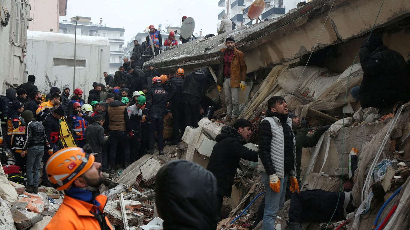 Vermisstensuche: Wie hier in Diyarbakır läuft in der von zwei verheerenden Erdbeben getroffenen Region in der Türkei und Syrien die Hilfe an.