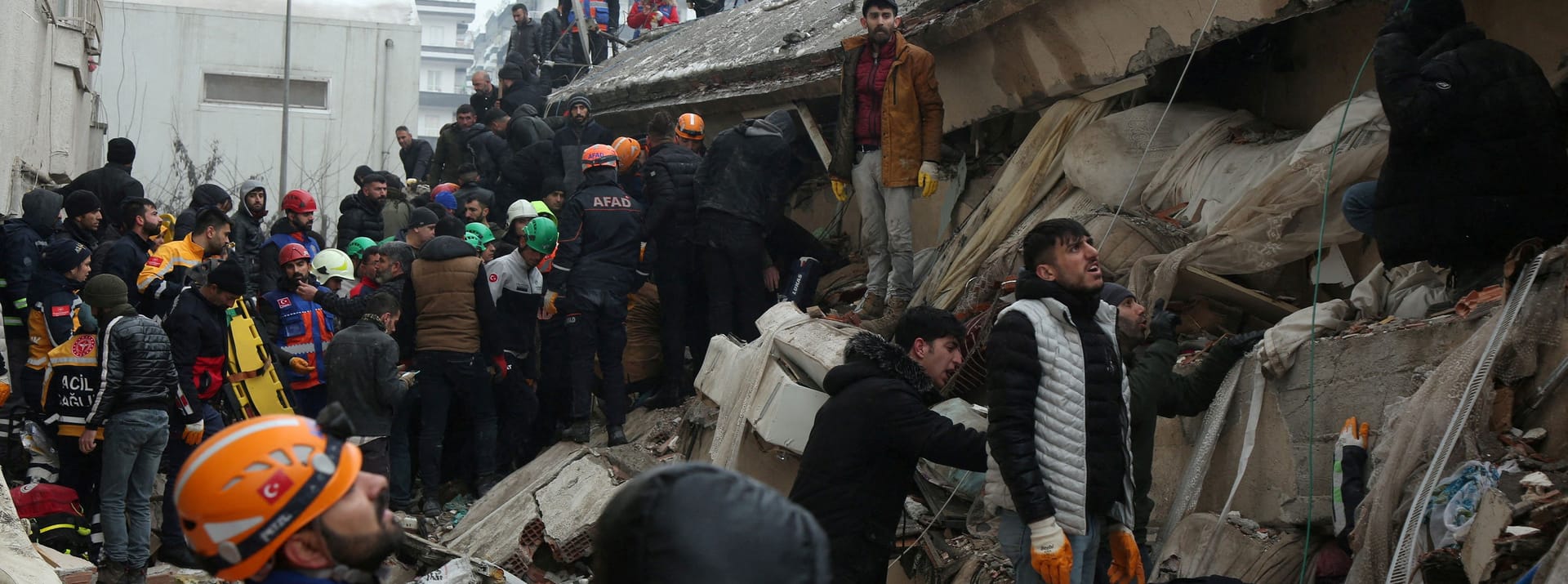 Vermisstensuche: Wie hier in Diyarbakır läuft in der von zwei verheerenden Erdbeben getroffenen Region in der Türkei und Syrien die Hilfe an.