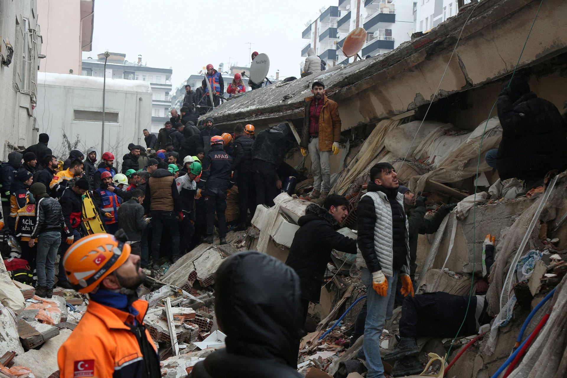 Vermisstensuche: Wie hier in Diyarbakır läuft in der von zwei verheerenden Erdbeben getroffenen Region in der Türkei und Syrien die Hilfe an.