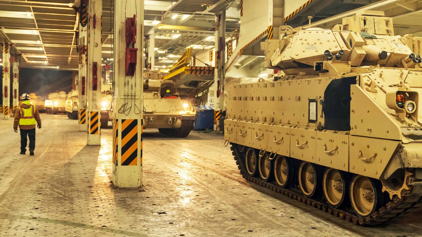 Panzer auf der "Arc Integrity" (Archivbild): Mithilfe des Schiffs wurden Panzer über Bremerhaven in die Ukraine transportiert, eine Woche später machte die "Arc Endurance" fest.