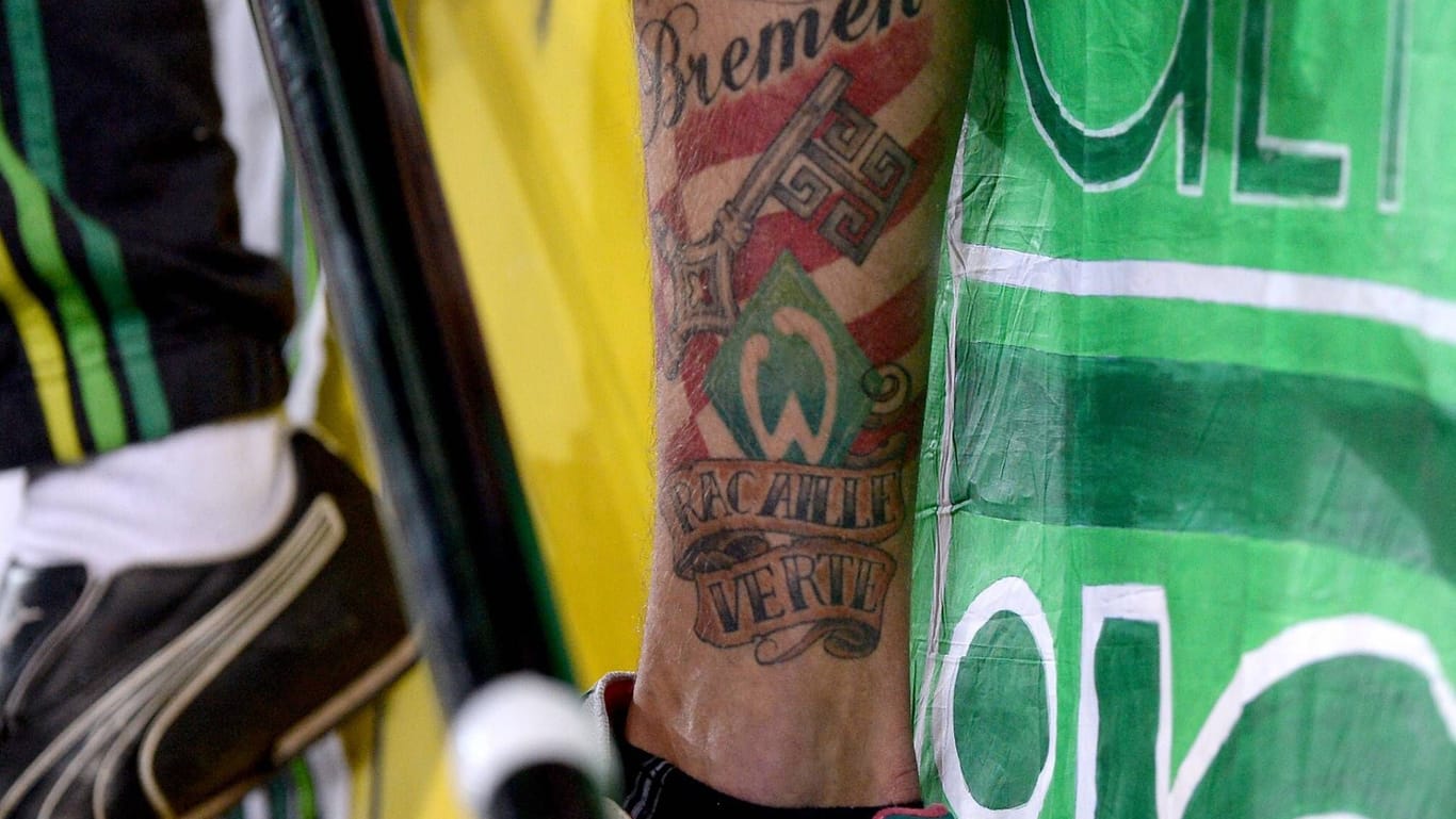 Farbenfroh: Das tätowierte Bein eines Werder-Fans mit der Raute und dem Bremer Schlüssel als Wahrzeichen der Stadt sowie dem Spruch "Racaille Verte", einer ehemaligen Ultra-Gruppe der Bremer.