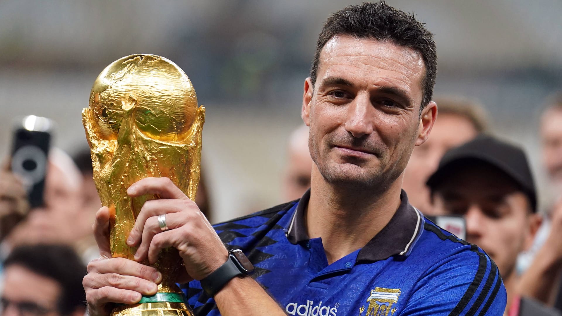 Lionel Scaloni mit dem WM-Pokal: Er wird die Argentinier voraussichtlich auch bei der nächsten Weltmeisterschaft noch trainieren.