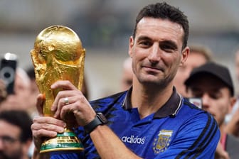 Lionel Scaloni mit dem WM-Pokal: Er wird die Argentinier voraussichtlich auch bei der nächsten Weltmeisterschaft noch trainieren.