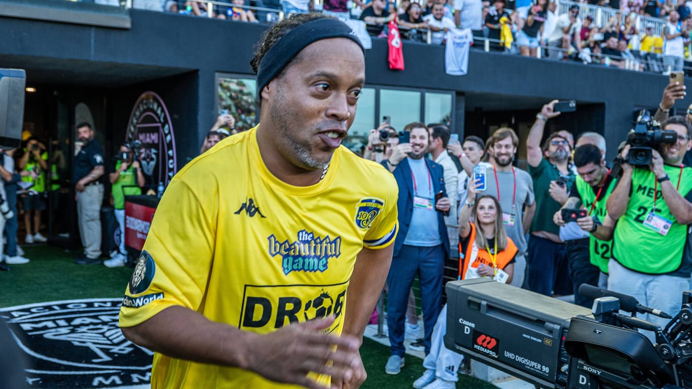 Ronaldinho bei einem Freizeitspiel im Sommer 2022: Der Brasilianer ist bald häufiger am Ball zu sehen.