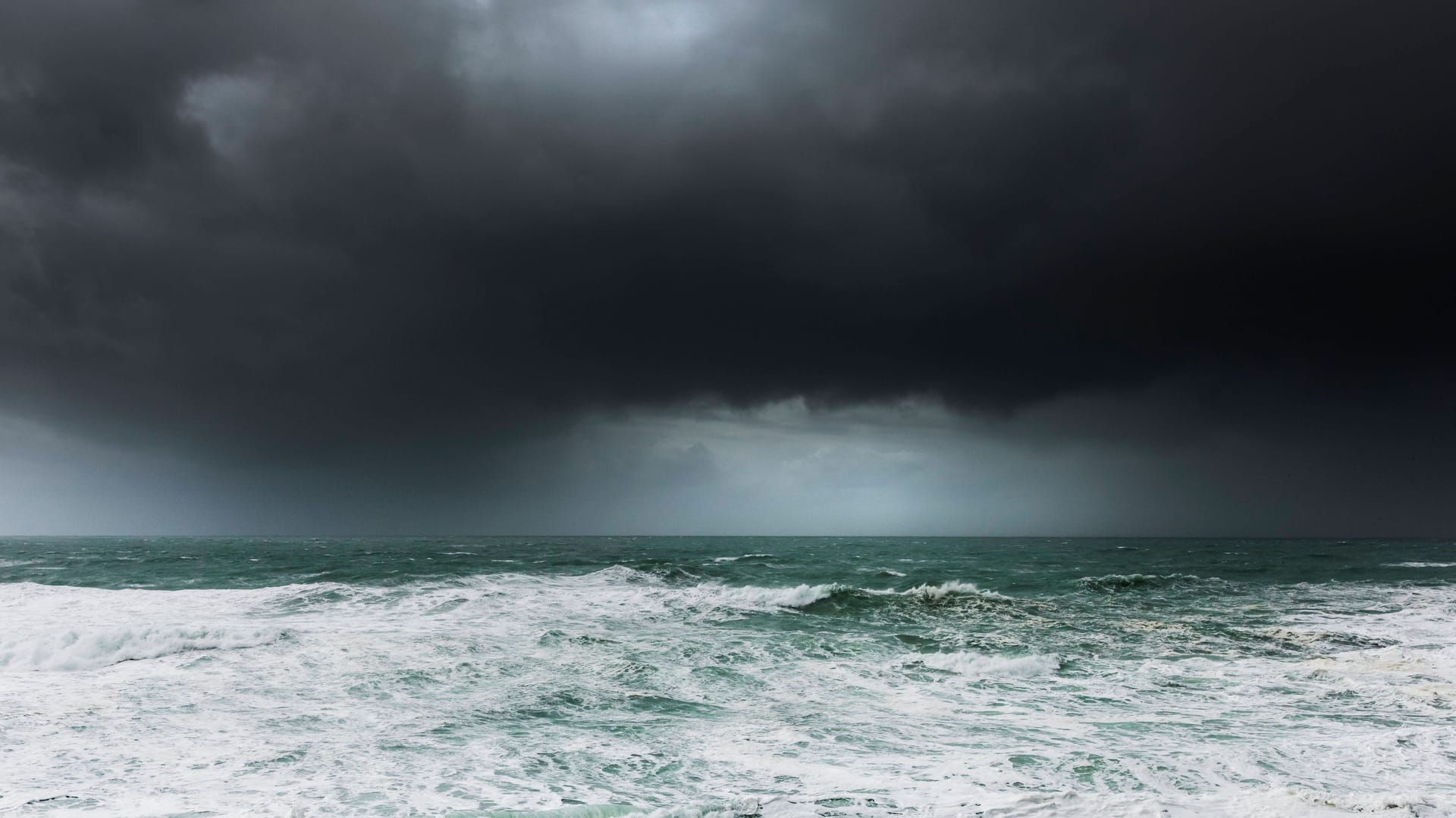 Dunkle Wolken über dem Wasser (Symbolfoto): Am Sonntag lockern die Wolken auf, es soll heiter werden.