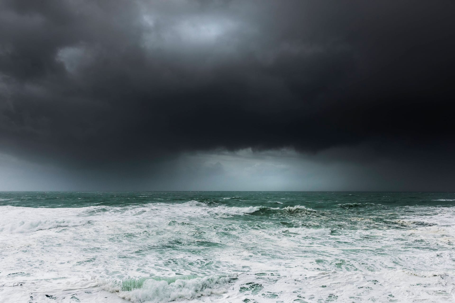 Dunkle Wolken über dem Wasser (Symbolfoto): Am Sonntag lockern die Wolken auf, es soll heiter werden.