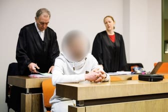 Der Mann der seine fünf Wochen alte Tochter in Oberammergau misshandelt hat, sitzt zu Prozessbeginn in einem Gerichtssaal vom Landgericht in München