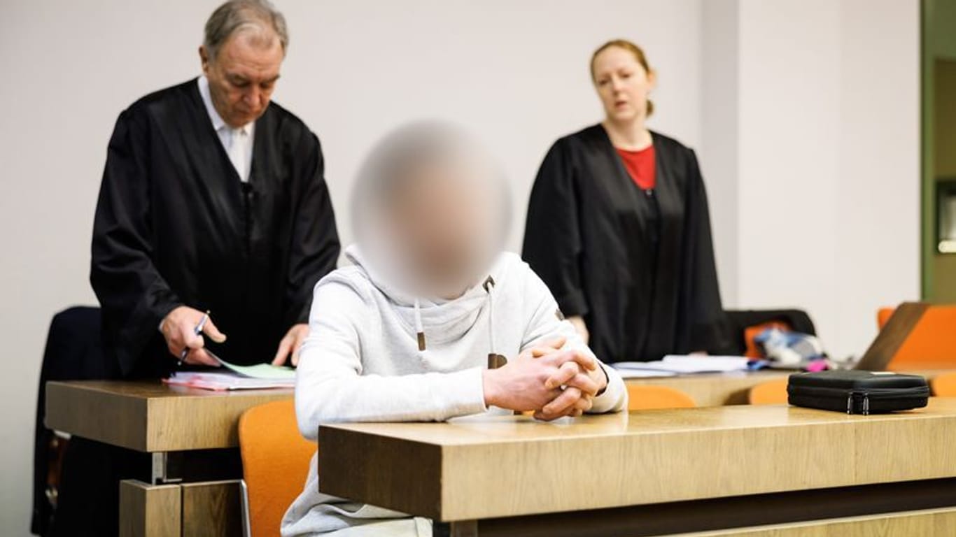 Der Mann der seine fünf Wochen alte Tochter in Oberammergau misshandelt hat, sitzt zu Prozessbeginn in einem Gerichtssaal vom Landgericht in München