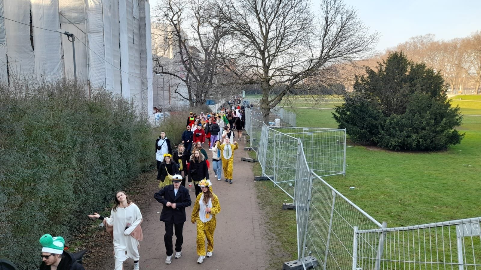 Feiernde auf dem Weg zum Aachener Weiher: Die Stimmung ist weiterhin friedlich.