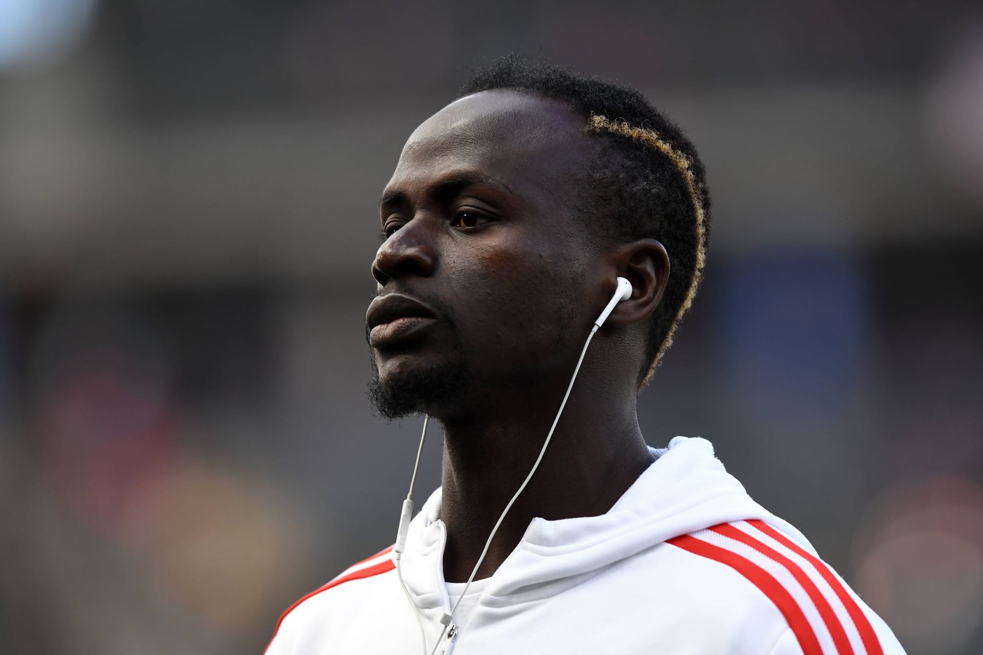 Bayern-Star Sadio Mané ist aktuell noch verletzt (Archivbild): Am Donnerstag zeigte er sich einigen Fans bei einem Werbeturnier von "New Balance" im Deutschen Theater.