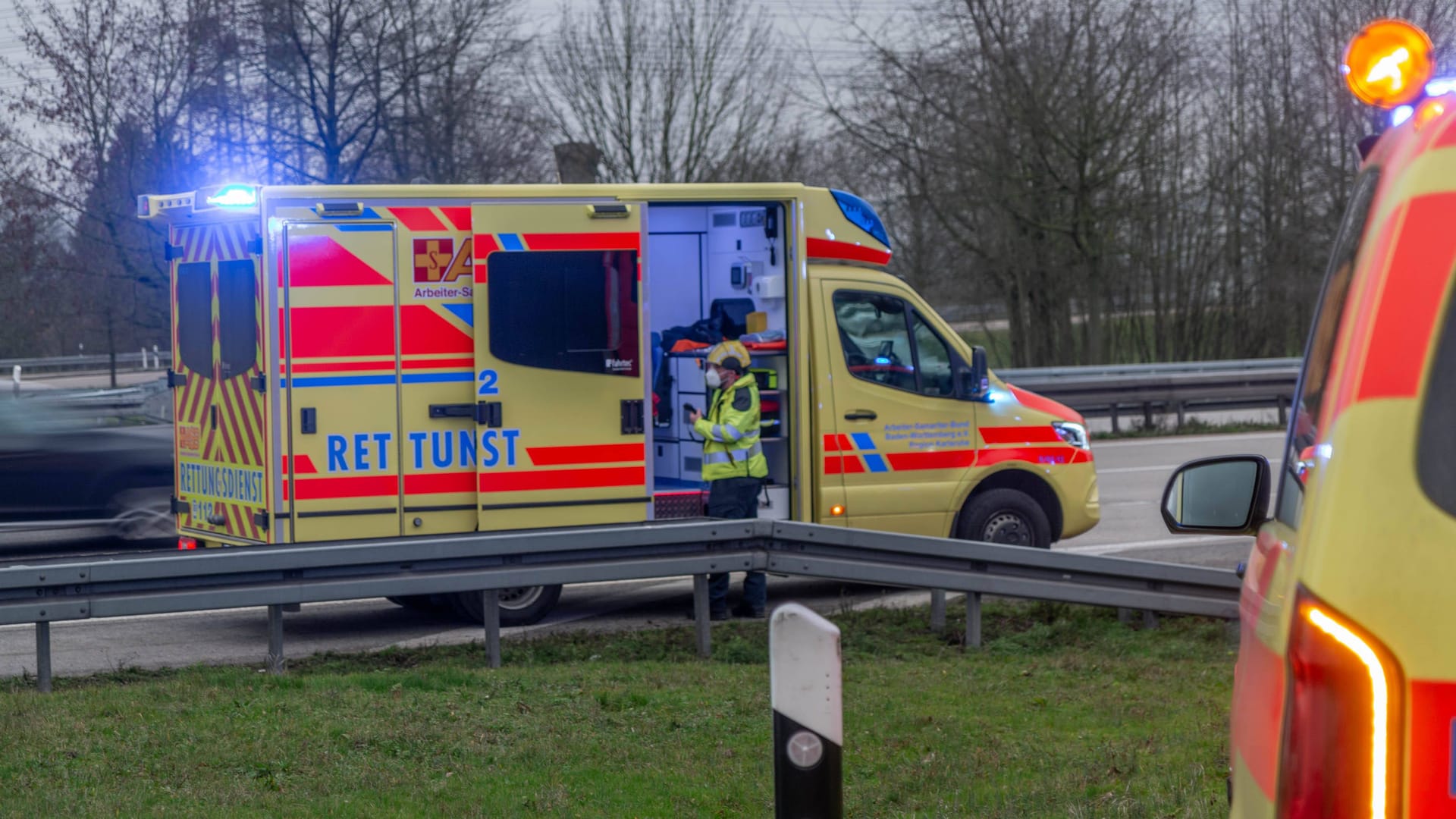 Retter im Einsatz auf einer Autobahn (Symbolbild): Sofort eingeleitete Reanimationsmaßnahmen konnten dem Mann nicht mehr helfen. Retter im Einsatz auf einer Autobahn (Symbolbild): Sofort eingeleitete Reanimationsmaßnahmen konnten dem Mann nicht mehr helfen.