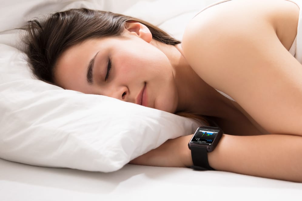 Den eigenen Schlaf kontrollieren: Tracking-Apps sollen helfen, die eine Schlafqualität zu verbessern.