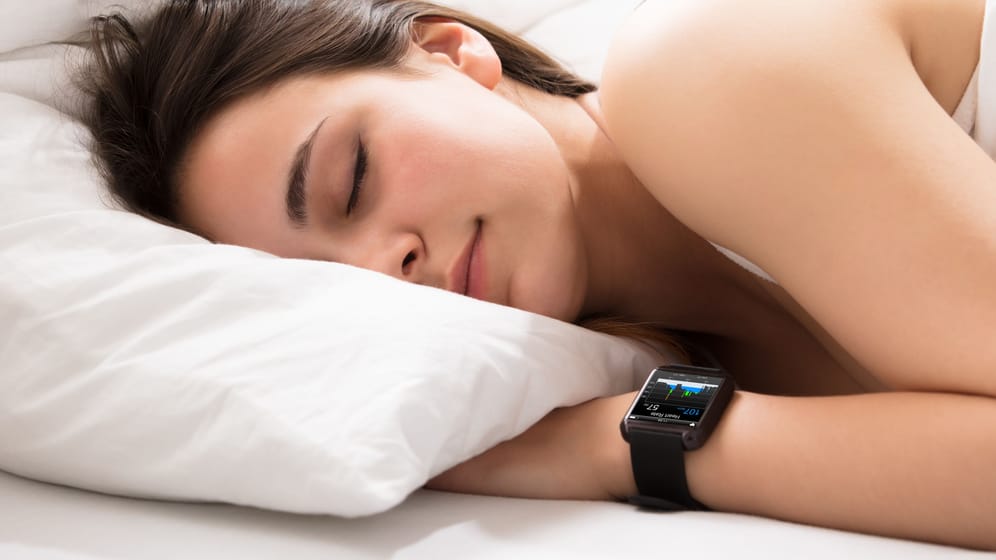Den eigenen Schlaf kontrollieren: Tracking-Apps sollen helfen, die eine Schlafqualität zu verbessern.