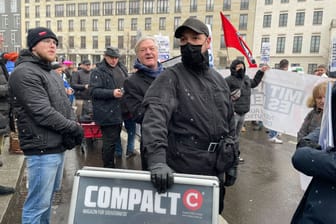 Jürgen Elsässer, Chefredakteur des rechtspopulistischen Compact-Magazins: Gegendemonstranten rufen "Nazis raus".