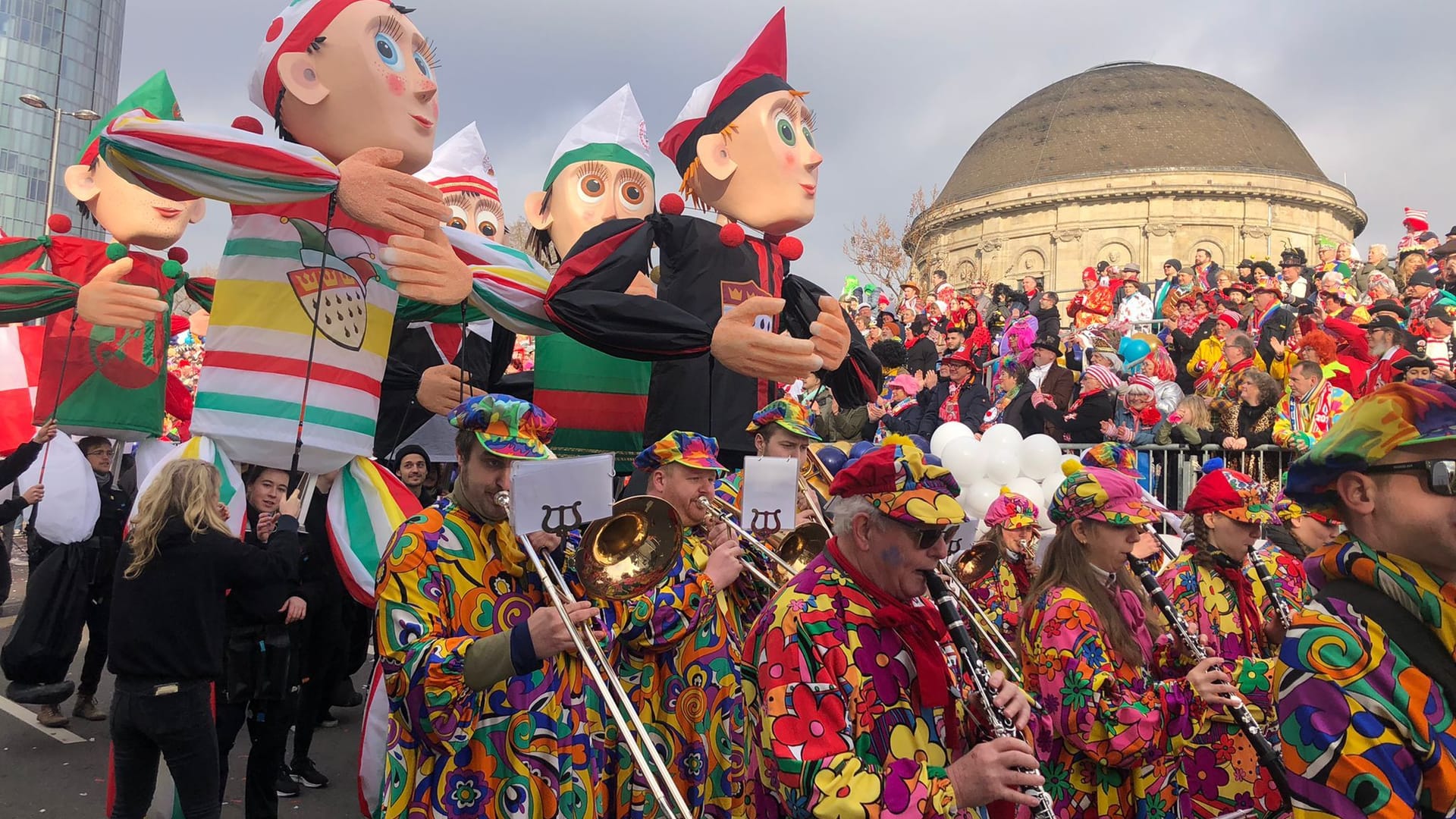 Teilnehmer des Rosenmontagszugs in Deutz: Rund 12.000 Menschen laufen im Zug mit.