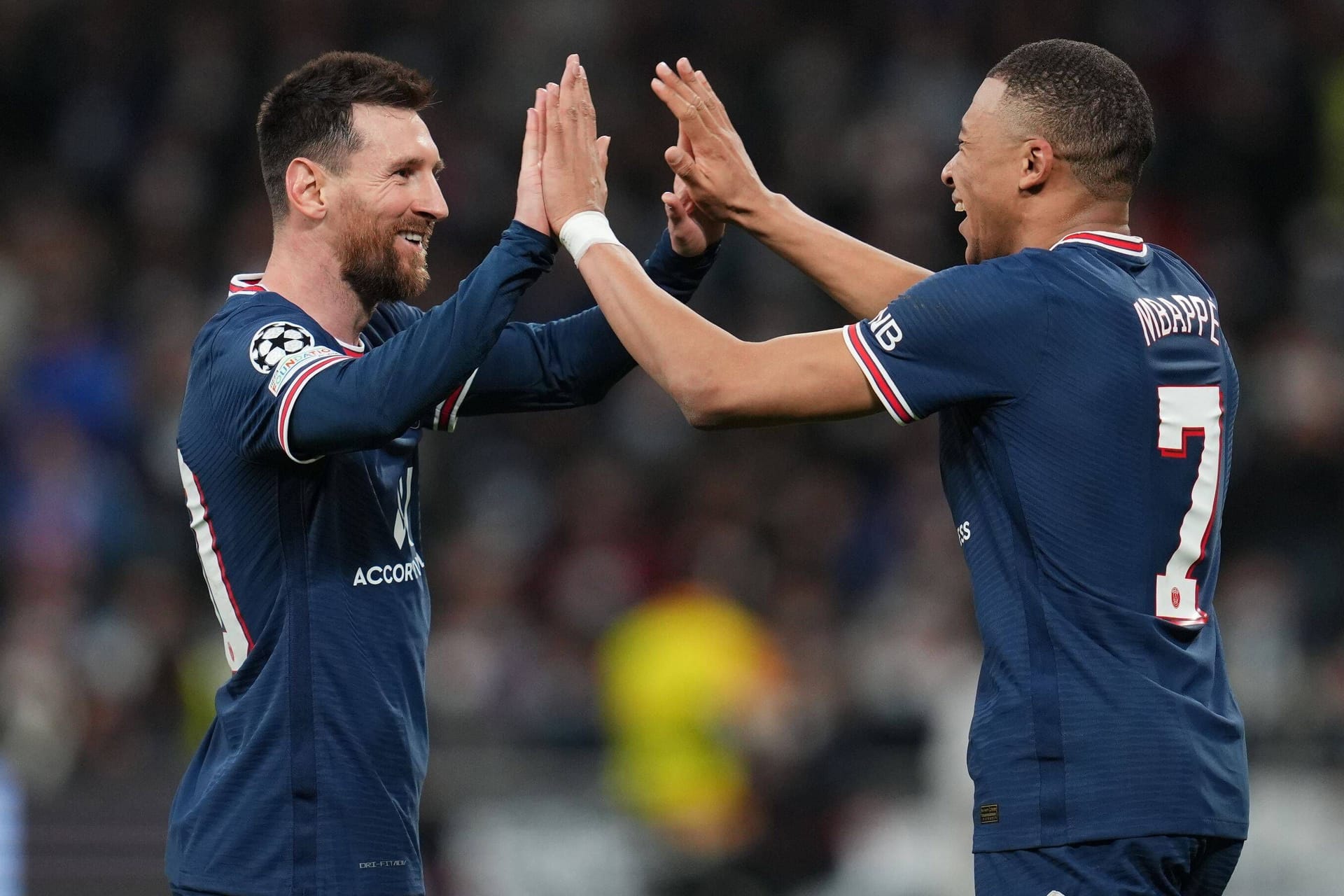 Lionel Messi (l.) und Kylian Mbappé: Die beiden angeschlagenen Superstars könnten gegen den FC Bayern auflaufen.