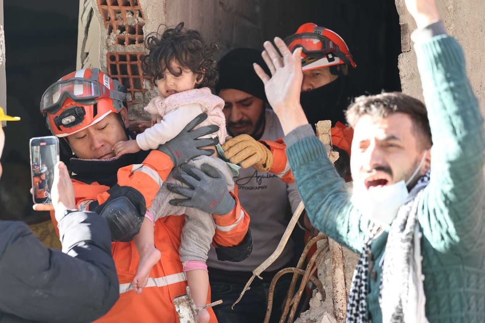 Antakya, Türkei: Ein Südkoreanisches Rettungsteam rettet ein Kleinkind aus den Trümmern eines Hauses.