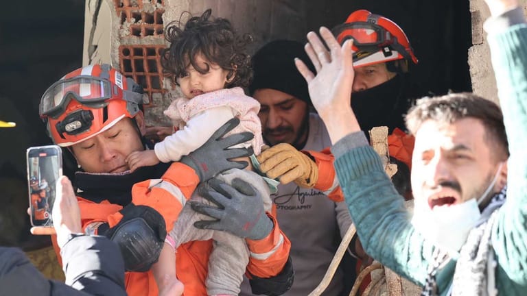 Antakya, Türkei: Ein Südkoreanisches Rettungsteam rettet ein Kleinkind aus den Trümmern eines Hauses.