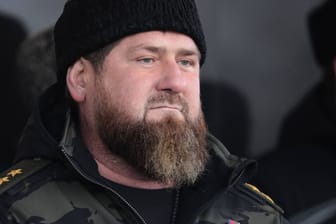Tschetschenische Staatschef Ramsan Kadyrow: Kadyrow stellt sich hinter das russische Tschetschenischer Staatschef Ramsan Kadyrow: Er machte Freunden großzügige Geschenke..