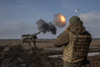 Ukrainer feuern eine Panzerhaubitze: Derzeit steht die Ukraine vor allem rund um die Stadt Bachmut im Osten des Landes schwer unter Druck.