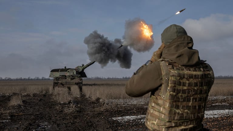 Ukrainer feuern eine Panzerhaubitze: Derzeit steht die Ukraine vor allem rund um die Stadt Bachmut im Osten des Landes schwer unter Druck.