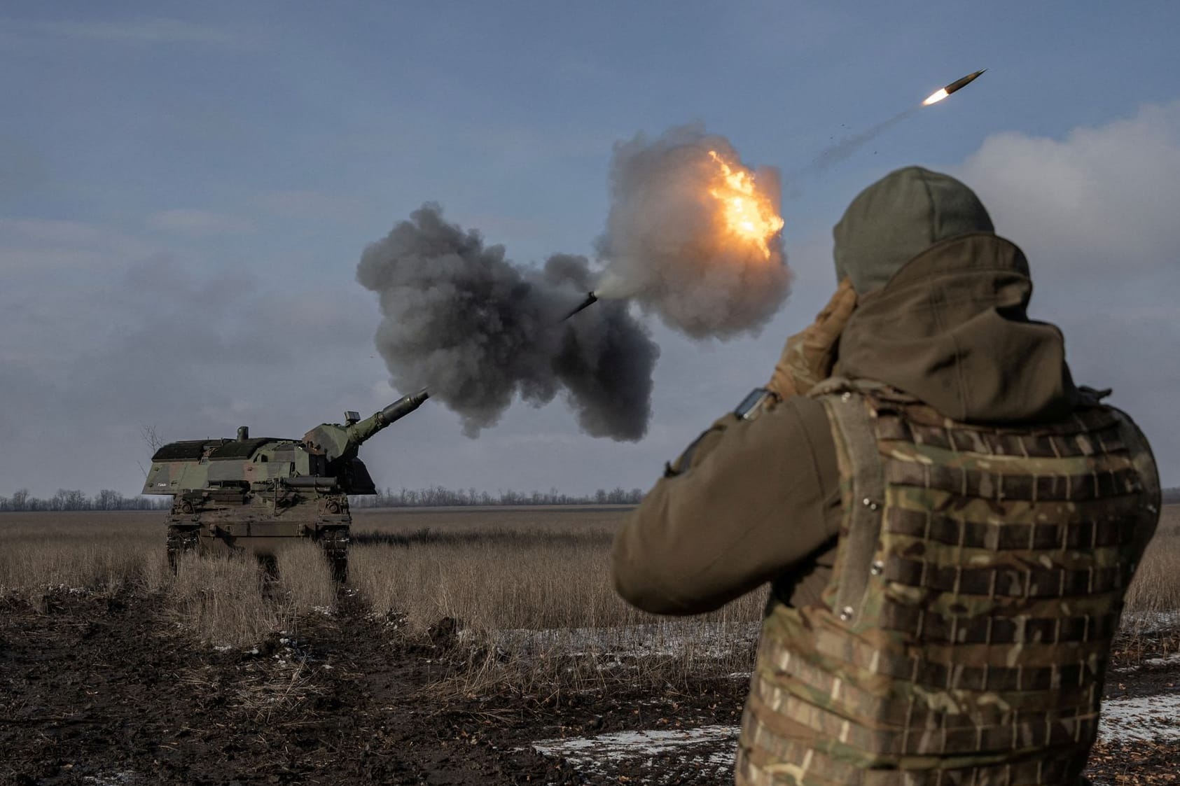 Ukrainer feuern eine Panzerhaubitze: Derzeit steht die Ukraine vor allem rund um die Stadt Bachmut im Osten des Landes schwer unter Druck.