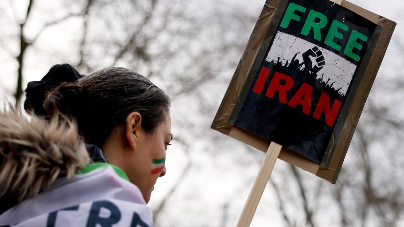 Menschen nehmen in Köln an einer Kundgebung gegen das iranische Regime teil: Im Iran wird gegen eine Frau ermittelt, die ihr Kopftuch bei einer Veranstaltung abgenommen hatte.