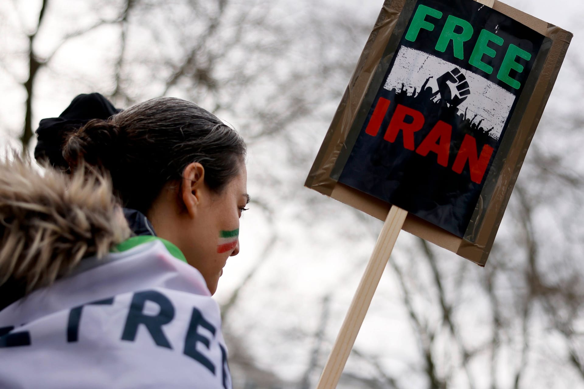 Menschen nehmen in Köln an einer Kundgebung gegen das iranische Regime teil: Im Iran wird gegen eine Frau ermittelt, die ihr Kopftuch bei einer Veranstaltung abgenommen hatte.