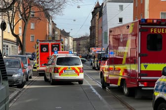 Am Mittwoch eilten zahlreiche Einsatz- und Rettungskräfte zu einem Wohnhaus in der Pirckheimerstraße in Nürnberg.
