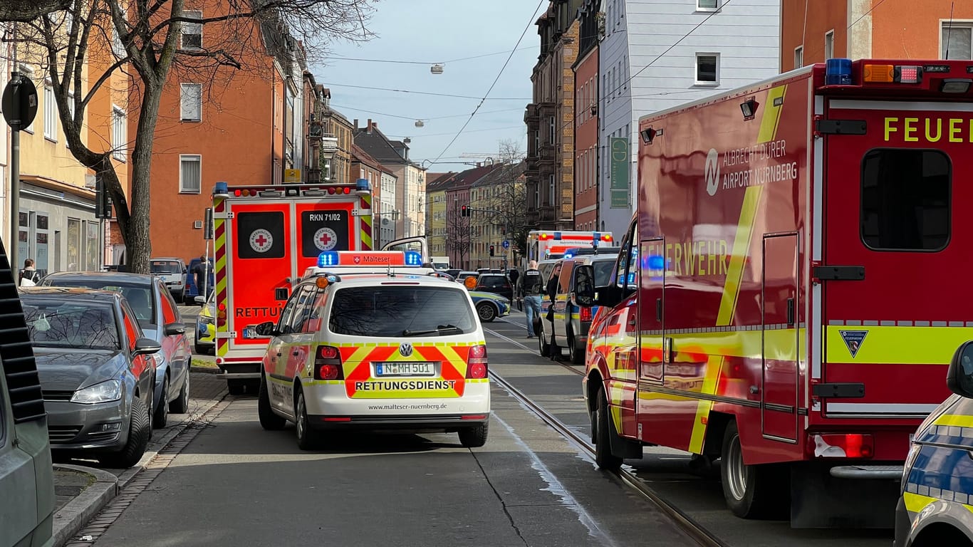 Am Mittwoch eilten zahlreiche Einsatz- und Rettungskräfte zu einem Wohnhaus in der Pirckheimerstraße in Nürnberg.