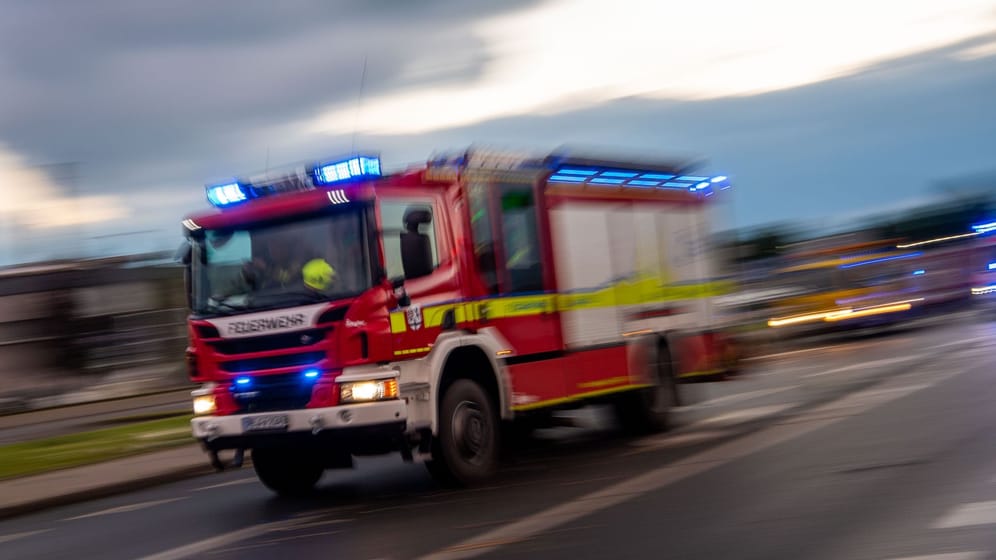 Ein Löschfahrzeug der Feuerwehr auf Einsatzfahrt (Symbolbild): In Erfurt starb ein Mann bei einem Wohnungsbrand.