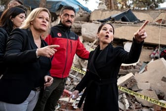 Pazarcik: Annalena Baerbock und Nancy Faeser besuchen die vom Erdbeben schwer getroffene Stadt in der Region Kahramanmaras.
