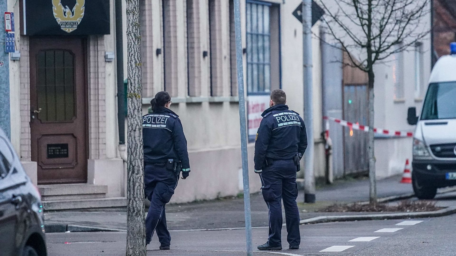 Eislingen: Polizisten stehen an dem Ort, an dem Unbekannte eine junge Frau angeschossen haben.