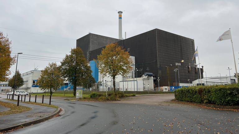 Das Kernkraftwerk Brunsbüttel bei Hamburg (Archivbild): An mehreren Aufbewahrungsbehältern für radioaktive Abfälle haben Experten Roststellen entdeckt.