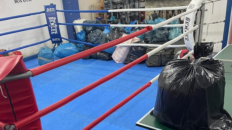 Wo der Boxring in der Sporthalle steht, werden jetzt Spendensäcke mit Kleidung und Medikamenten gesammelt.