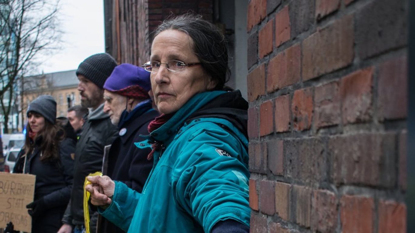 Margret Schmidt (56) steht an einer Hauswand: Mit Klimaaktivismus kämpft sie für eine Mobilitätswende.